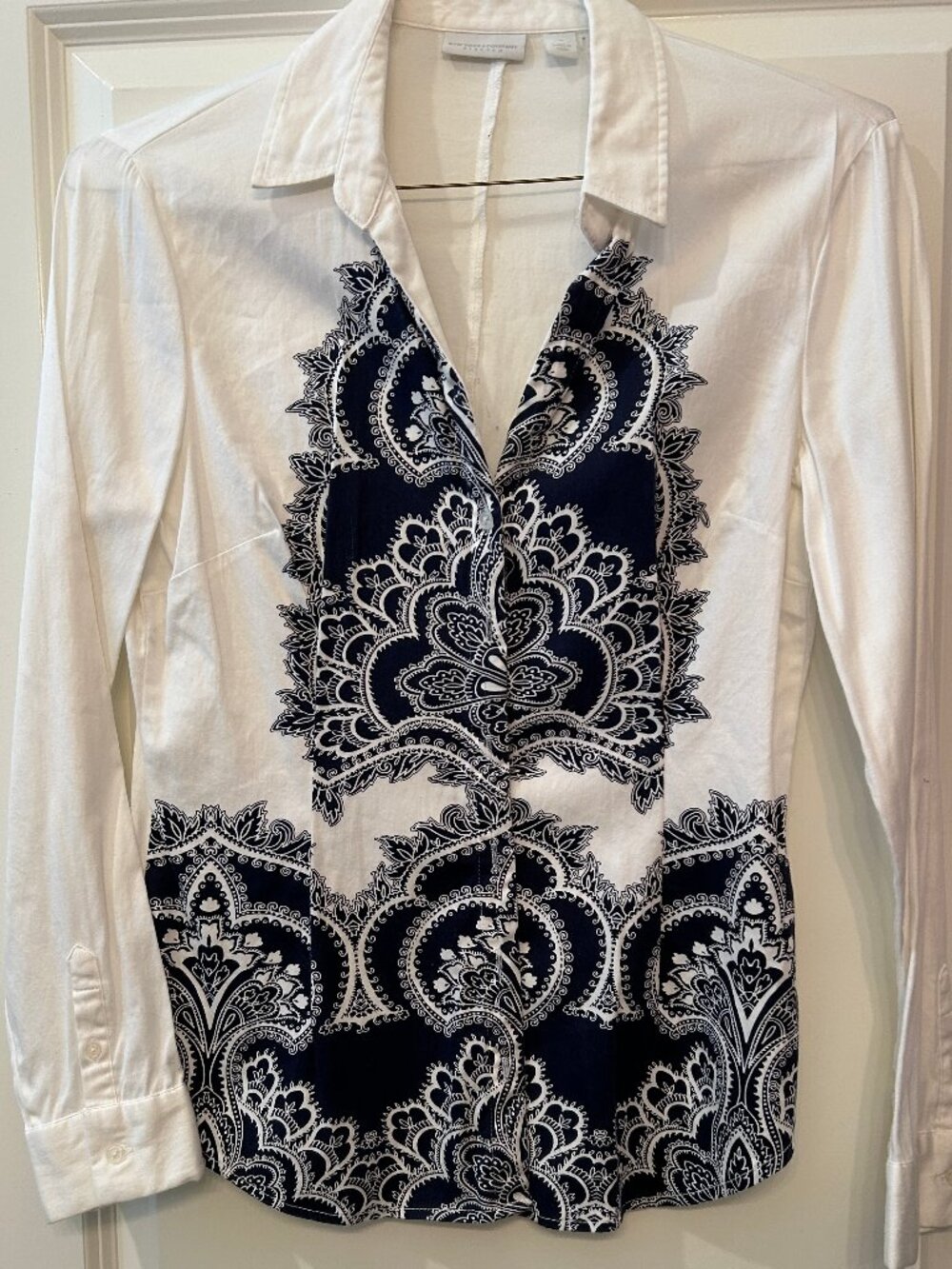 NEW YORK & COMPANY - WOMEN'S BLUE AND WHITE PAISLEY PATTERN SHIRT "M"